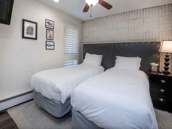 Luxury 2 Bedroom Sleeps 8 - 75 Yards to Gondola- Hot tub